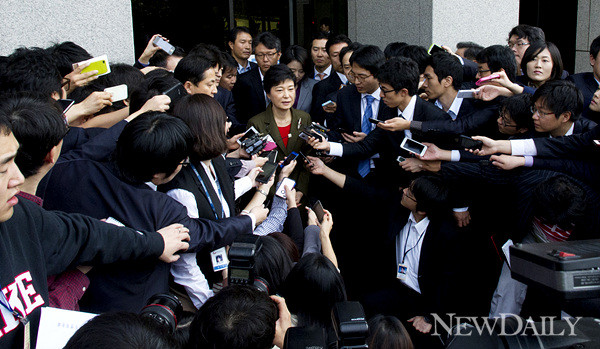 ▲ 새누리당 박근혜 대통령 후보가 9일 기자들의 질문에 대답하고 있다.  ⓒ 양호상 기자
