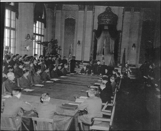 ▲ 1946년 3월 서울 덕수궁에서 열린 제1차 美蘇공동위원회.(1946. 3. 20) 모스크바 3상회의 결정을 실천하기 위해 미소공동위원회가 결성되고, 1946년 3월 20일 제1차 미소공동위원회가 덕수궁에서 개최되었다.