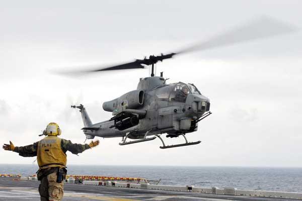 ▲ 강습상륙함에 착함 중인 AH-1Z 바이퍼. 후보기종 중 하나로 美해병대가 사용 중이다.