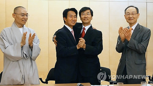 ▲ '다정했던 한 때' 2010년 5월19일 서울 정동 환경재단 레이첼칼슨홀에서 열린 기자회견에서 '단일화 합의' 소식을 전한 뒤 포즈를 취한 곽노현 전 교육감과 박명기 전 교수.ⓒ 연합뉴스