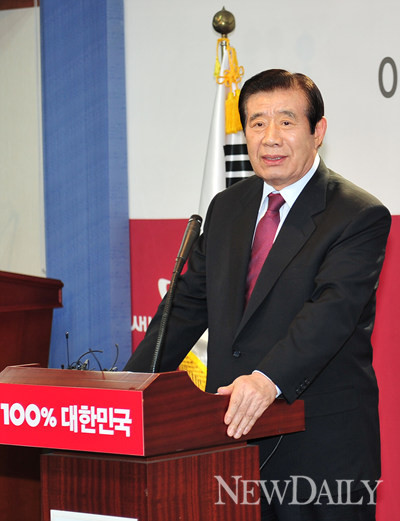 ▲ 새누리당 한광옥 100%대한민국대통합위 수석부위원장이 11일 여의도 당사에서 기자회견을 하고 있다. ⓒ 정상윤 기자
