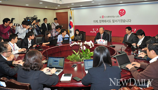 ▲ 새누리당 김종인 국민행복추진위원장이 11일 여의도 당사에서 기자회견을 하고 있다. ⓒ 정상윤 기자