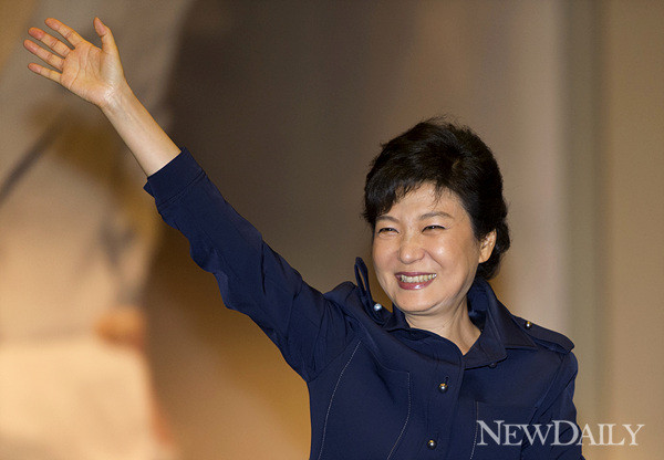 ▲ 새누리당 박근혜 대통령 후보가 11일 오후 선대위 중앙위 워크샵에 참석해 손을 흔들고 있다. ⓒ 양호상 기자