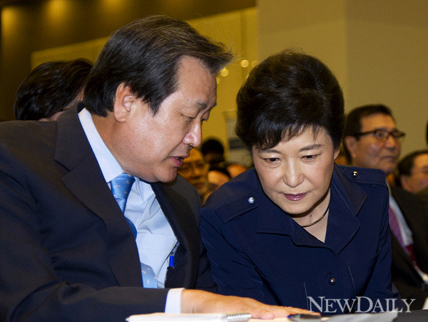 ▲ 새누리당 김무성 총괄선대본부장은 11일 당산동에서 열린 선대위 중앙위 워크숍에서 박근혜 대통령 후보와 대화를 나누고 있다. ⓒ 양호상 기자