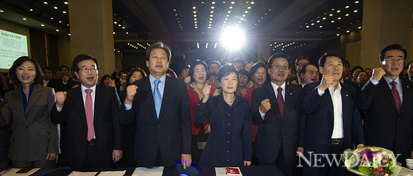 ▲ 새누리당 김무성 총괄선대본부장은 11일 당산동에서 열린 선대위 중앙위 워크숍에서 박근혜 대통령 후보 등과 함께 참석해 파이팅을 외치고 있다. ⓒ 양호상 기자