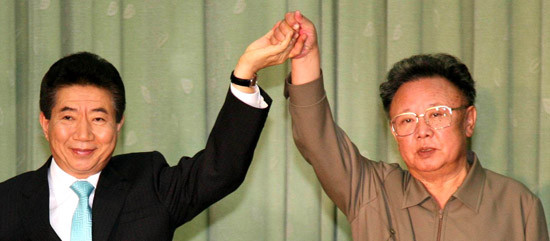 ▲ 2007년 10월4일 노무현 전 대통령과 북한 김정일이 평양 백화원 영빈관에서 남북공동선언문에 서명한 뒤 취재진 앞에서 서로 손을 맞잡아 들어올리고 있다. ⓒ연합뉴스