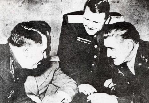 ▲ 미국대표 하지 사령관(오른쪽)과 소련대표 슈티코프 사령관.