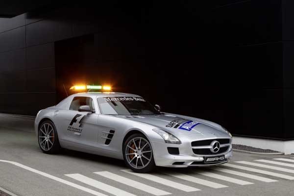 ▲ 메르세데스 벤츠가 F1에 제공하는 공식 세이프티카. SLS AMG GT를 베이스로 제작했다.