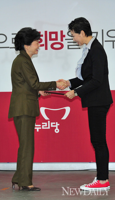 ▲ 새누리당 박근혜 대통령 후보가 12일 오전 여의도 당사에서 김성주 공동선대위원장에게 임명장을 수여하고 있다. ⓒ 정상윤 기자