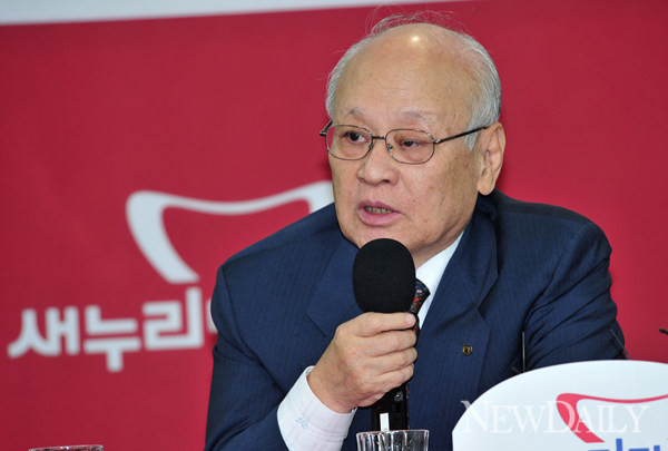 ▲ 새누리당 김용준 공동선대위원장은 12일 여의도 당사에서 기자회견을 갖고 박근혜 후보 캠프에 참여하게된 동기를 밝히고 있다. ⓒ 정상윤 기자