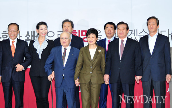 ▲ 새누리당 박근혜 대통령 후보(가운데)는 12일 여의도 당사에서 당 선대위원장 등에게 임명장을 수여, 기념사진을 찍고 있다. ⓒ 정상윤 기자