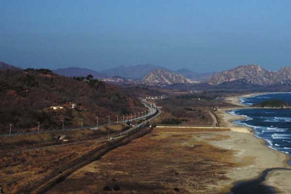▲ 하늘에서 바라본 금강산 육로관광로. 북한군 경비병이 박왕자 씨를 살해한 이후 이 길은 막혔다. 이번 북한군 귀순 지역은 이 인근으로 보면 된다.