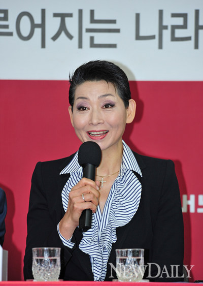 ▲ 새누리당 공동 선대위원장인 김성주 성주그룹 회장이 12일 여의도 당사에서 기자회견을 하고 있다. ⓒ 정상윤 기자