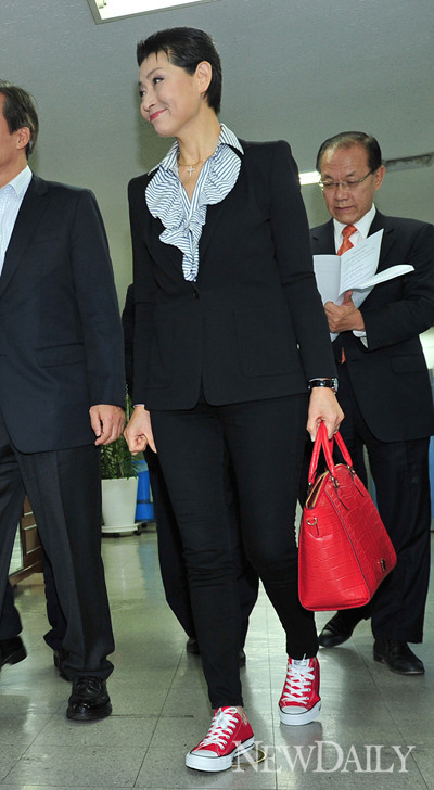 ▲ 빨간 운동화·핸드백을 매치한 김성주 새누리당 공동선대위원장.  ⓒ 정상윤 기자