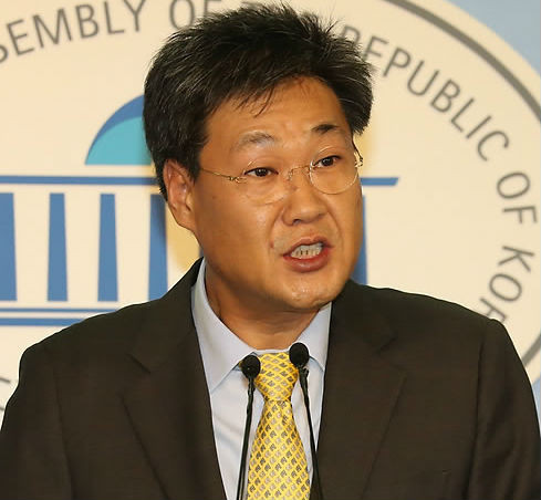 ▲ 12일 새누리당 정문헌 의원이 국회 정론관에서 '노무현-김정일' NLL 발언 논란과 관련해 "NLL을 지키기 위해 목숨바친 호국영령 앞에 사실이라는 점을 밝히며 정치생명을 걸겠다"고 발언하고 있다. ⓒ연합뉴스