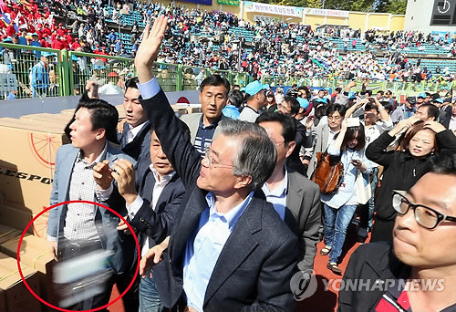 ▲ 14일 서울 용산구 효창운동장에서 열린 이북도민 체육대회에서 일부 참가자들이 문재인 민주통합당 대선 후보를 향해 피켓시위를 벌이고 있다. 2012.10.14 ⓒ 연합뉴스