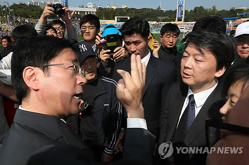 ▲ 14일 서울 용산구 효창운동장에서 열린 이북도민 체육대회에서 일부 참가자들이 문재인 민주통합당 대선 후보를 향해 피켓시위를 벌이고 있다. 2012.10.14 ⓒ 연합뉴스