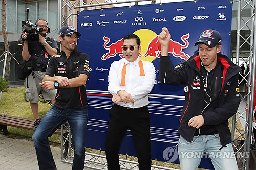 ▲ 14일 오후 전남 영암국제자동차경주장에서 열린 `2012 F1 코리아 그랑프리' 결승전에 참가한 레드불의 페텔(맨 오른쪽)과 웨버가 가수 싸이와 함께 말춤을 배우고 있다.  ⓒ 연합뉴스