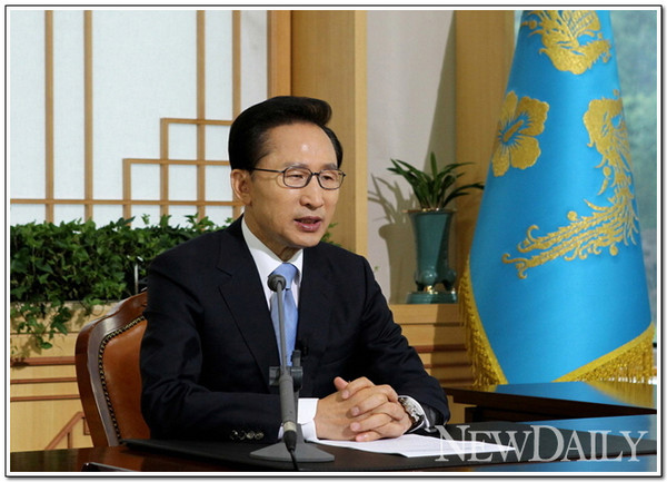 ▲ 라디오 인터넷 연설 중인 이명박 대통령 ⓒ 자료사진