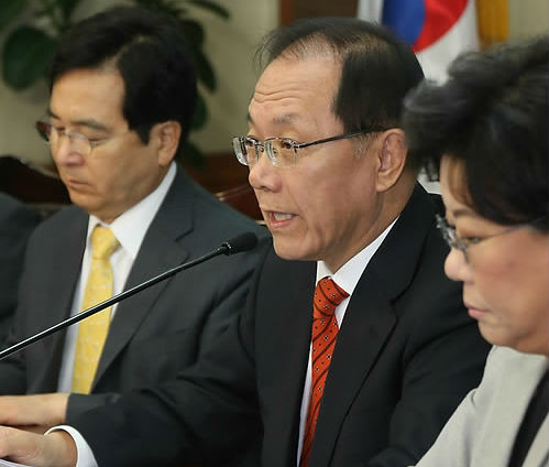 ▲ 새누리당 황우여 대표가 15일 오전 여의도 당사에서 열린 최고위원회의에서 노무현 전 대통령의 북방한계선(NLL) '포기' 발언 논란과 관련해 발언하고 있다. ⓒ연합뉴스