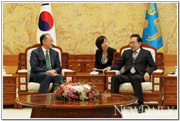 ▲ 이명박 대통령이 15일 김용 세계은행(WB) 총재와 만나 북한 개방의 필요성을 역설했다. ⓒ 뉴데일리