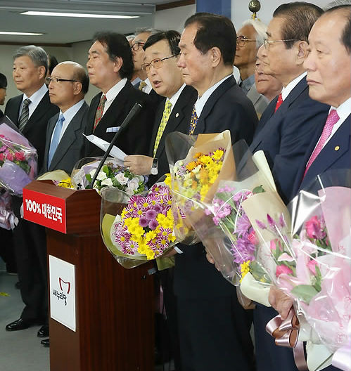 ▲ 민주당 출신 의원 20명이 15일 새누리당 당사에서 박근혜 대선후보 지지를 선언하며 입당 기자회견을 하고 있다. ⓒ연합뉴스
