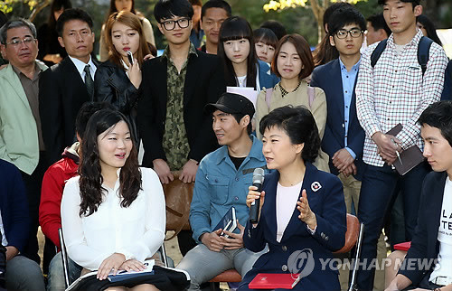 ▲ 새누리당 박근혜 대선후보가 15일 오전 경남 창원 경남대학교에서 가진 경남지역 총학생회장단들과의 간담회에서 인사말을 하고 있다.  ⓒ 연합뉴스