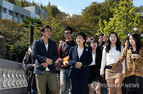 ▲ 새누리당 박근혜 대선후보가 15일 오전 경남 창원 경남대학교에서 경남지역 총학생회장단들과 간담회를 마친 후 학생들과 캠퍼스를 둘러보고 있다.  ⓒ 연합뉴스