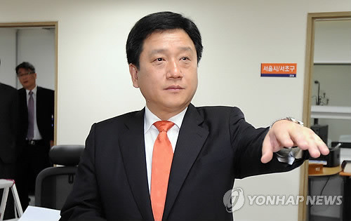 ▲ 이명박 대통령의 `내곡동 사저 부지 매입' 의혹을 수사할 이광범 특별검사가 15일 오전 서울 서초구 서초동 내곡동 특검 사무실에서 열린 개청식이 끝난 뒤 사무실을 둘러보고 있다. ⓒ 연합뉴스