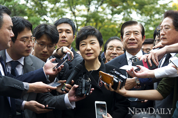 ▲ 새누리당 박근혜 대통령 후보가 16일 국민대통합위원들과 4.19 민주묘지를 방문했다. ⓒ 양호상 기자