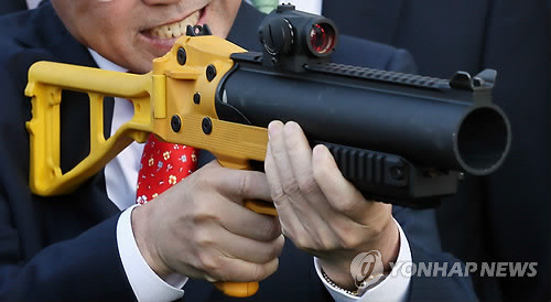 ▲ 해경이 사용 중인 고무탄 발사기 ⓒ연합뉴스