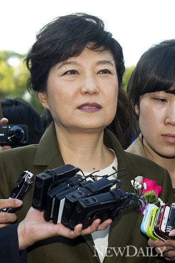 ▲ 새누리당 박근혜 대통령 후보는 17일 정수장학회 논란에 대해 "조만간 입장을 밝히겠다"고 했다. ⓒ 뉴데일리