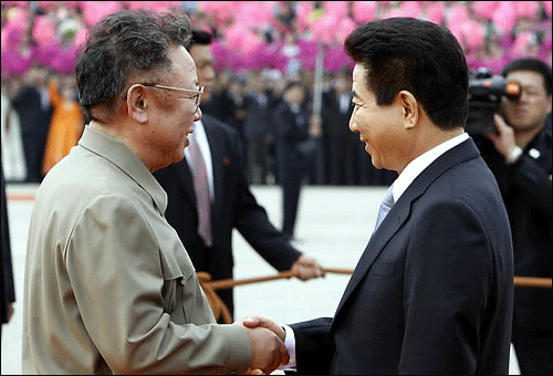 ▲ 노무현 대통령과 북한 김정일이 지난 2007년 10월 평양 4.25 문화회관 광장에서 열린 공식환영식에서 만나 악수를 하고 있다. ⓒ연합뉴스