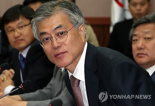 ▲ 경선 후 처음으로 충북을 방문해 '중원' 민심잡기에 나선 민주통합당 문재인 대선후보가 17일 오후 청원 충북지식산업진흥원을 방문, 오창과학산업단지 입주 기업인들과의 대화에 참석해 자리에 앉고 있다.  ⓒ 연합뉴스