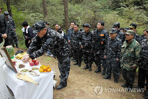 ▲ 지난해 10월 6일 강원 양구군 양구읍 최북단 한전리 한 야산에서 52년전 북파공작원으로 특수임무를 수행하다 전사한 고 김훈제 대원의 유해 발굴에 앞서 특수임무유공자회 회원들이 분향을 하는 모습.ⓒ 연합뉴스