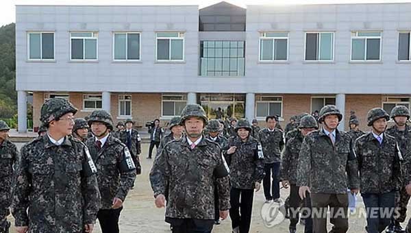 ▲ '노크귀순'이 발생한 뒤 국회 국방위 의원들이 22사단 동해선경비대 막사를 찾았다.[사진. 연합뉴스]