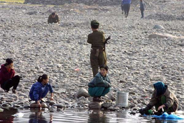 ▲ 중국 연길에서 본 북-중 국경. 이런 곳이라면 '과학화경계시스템'이 어울릴지 모르겠다.