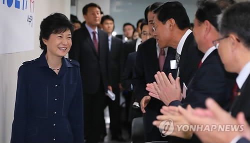 ▲ 새누리당 박근혜 대선후보가 여의도 당사에서 열린 직능총괄본부발대식장으로 들어서고 있다. ⓒ연합뉴스