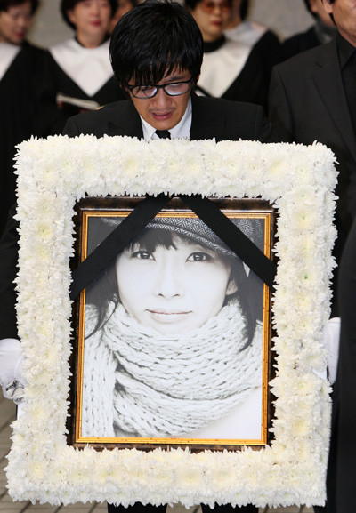 ▲ 자살로 생을 마감한 탤런트 고 최진실의 발인날 최 씨의 동생 최진영이 오열하는 모습. ⓒ 연합뉴스