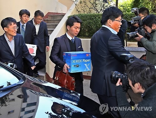 ▲ 이명박 대통령의 내곡동 사저부지 의혹 사건 특검팀은 17일 이 대통령의 큰형인 이상은 다스 회장의 자택을 압수수색했다. 사진은 이날 오후 서울 광진구 구의동 이 회장의 자택 앞에서 특검팀이 압수물품을 들고 나오는 모습. 2012.10.17 ⓒ 연합뉴스