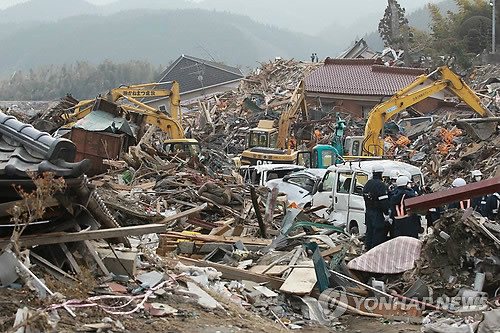 ▲ 지난해 3월 일본 동북지방에 진도 9의 강진이 발생한 뒤 이와테현 리쿠젠타카타市 쓰나미 피해지역에서 중장비를 동원한 실종자 수색작업이 진행되고 있다. ⓒ연합뉴스
