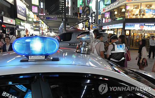 ▲ 지난달 3일 서울 지역 불심검문을 위해 배치된 경찰들이 거리를 살피고 있다. ⓒ연합뉴스