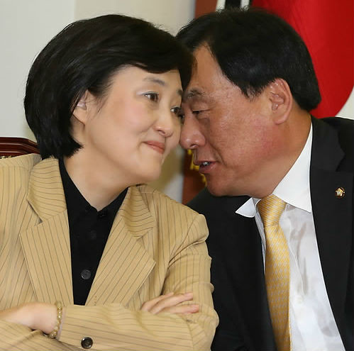 ▲ 민주통합당 박기춘 원내수석부대표와 박영선 법사위원장이 귀엣말을 나누는 모습. ⓒ연합뉴스