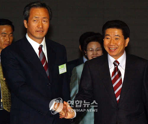 ▲ 노무현 전 대통령과 정몽준 의원이 만나 악수를 하는 모습 ⓒ연합뉴스