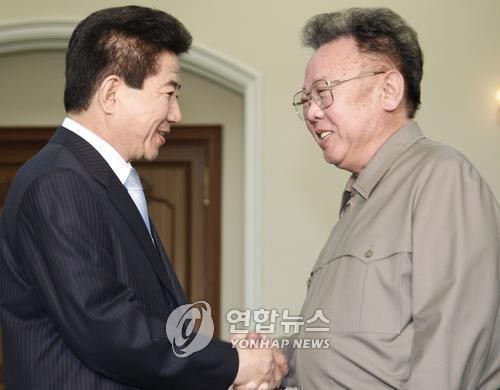 ▲ 노무현 대통령과 북한 김정일이 지난 2007년 평양 백화원 영빈관에서 열린 남북정상회담에 앞서 악수를 하고 있다. ⓒ연합뉴스