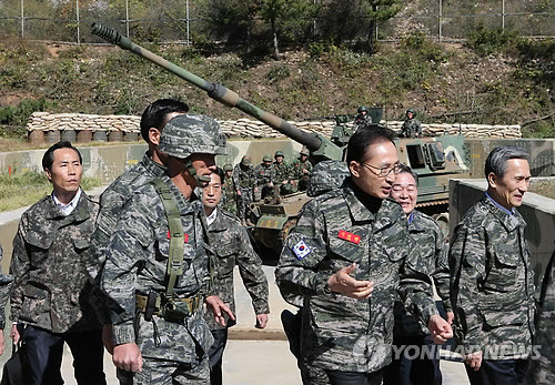▲ 18일 서해 최북단 연평도 연평부대를 방문한 이명박 대통령이 부내 내 포병중대에서 K-9 자주포를 둘러보고 있다. 현직 대통령이 연평도를 방문한 것은 처음이다. ⓒ 연합뉴스