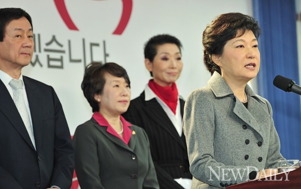 ▲ 새누리당 박근혜 대통령 후보가 18일 여의도 당사에서 일자리 대책을 담은 '창조경제'를 발표하고 있다. ⓒ 정상윤 기자