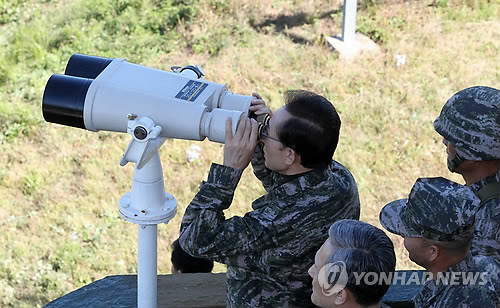 ▲ 18일 서해 최북단 연평도 연평부대를 방문한 이명박 대통령이 한 OP(관측소)에서 망원경으로 북측지역을 관측하고 있다. 현직 대통령이 연평도를 방문한 것은 처음이다. ⓒ 연합뉴스