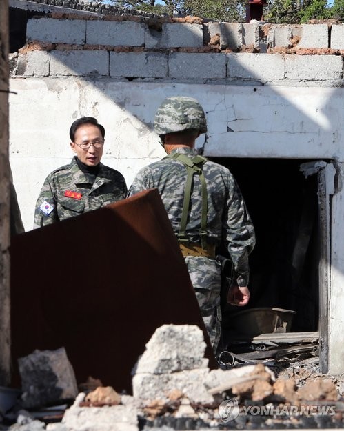 ▲ 18일 서해 최북단 연평도를 방문한 이명박 대통령이 지난 2010년 북한의 연평도 포격 당시 파괴된 건물을 살펴보고 있다. 이 건물은 파괴흔적을 그대로 보존해 안보교육관으로 활용된다. ⓒ 연합뉴스