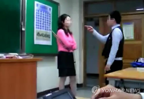 ▲ 교사에게 삿대질하는 남학생(자료사진).ⓒ 연합뉴스